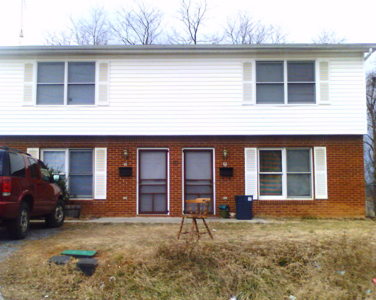 Thomas's House
Picture of Thomas's house.  He lives on the left.  The chair was put out by the person who lives on the right.
